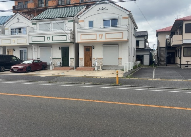 南側道路の場合は長い時間光を入れ込むことができるため、庭やリビングを道路側に持ってくることが多く土地価格も高い傾向にあります。一方北側道路だとリビングや庭が南側になりプライバシーを守ることができます。