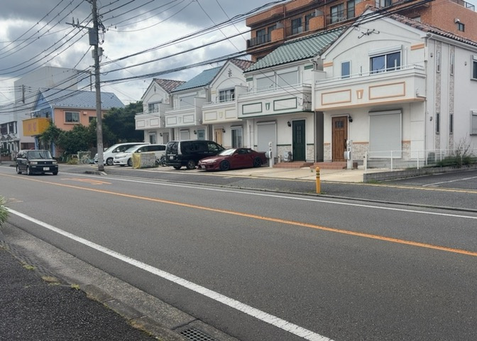 東側道路の場合は居室を南向きに設計しやすいため、朝日が入りやすいというメリットがあります。一方、西側道路も東側同様に居室を南向きに設計しやすいのですが、住宅地だと朝日が入りにくいという弱点があります。