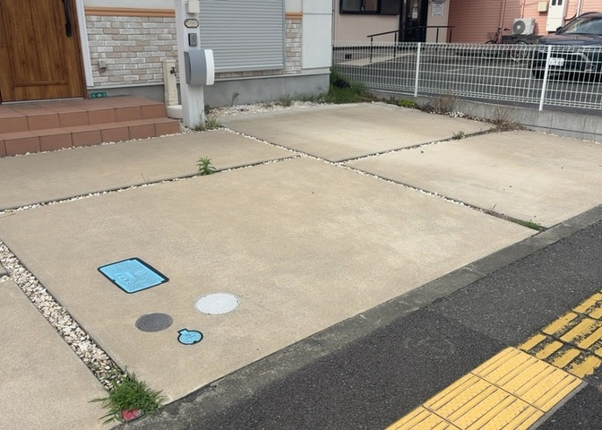車一台あたりに必要なスペースは、標準サイズの普通自動車で横幅2m50cm、長さ5mは必要になります。ただし、乗降のことも考慮して横幅3m30cm、長さ5m50cmほどは確保できるところを選びましょう。
