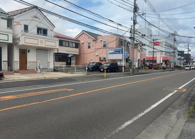 住宅用の土地では前面道路に2m以上接していなければならないと法律で定められています。しかし、お持ちの車のサイズやライフスタイルなどにより、2mでは利便が悪い場合もございますので、事前に確認しましょう。