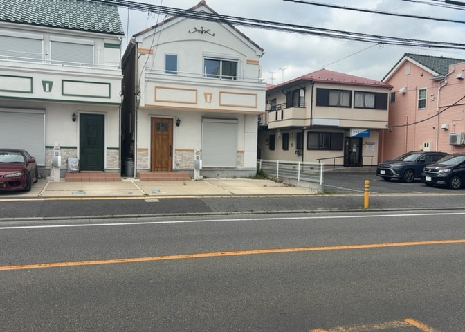 道幅が広い場所は日当たりや風通が良好です。幅が広いのですれ違いも可能ですし大きな車でも駐車可能！一方で、大型車が通ることも多くなるため交通量の増加により騒音に繋がります。また土地の値段が高くなります。
