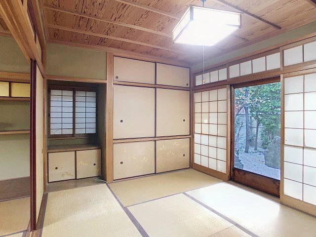 1階6帖和室：中庭が眺められる設計。