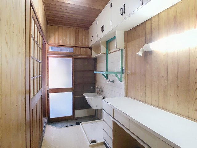 1階家事室：個室になっているので急な来客にも洗濯物等が目立たなくて便利