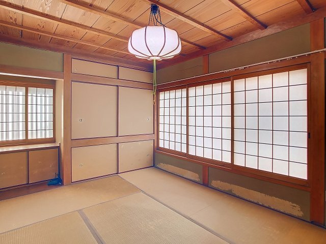 2階6帖和室：南側に大きな窓があるので日当たり良好♪