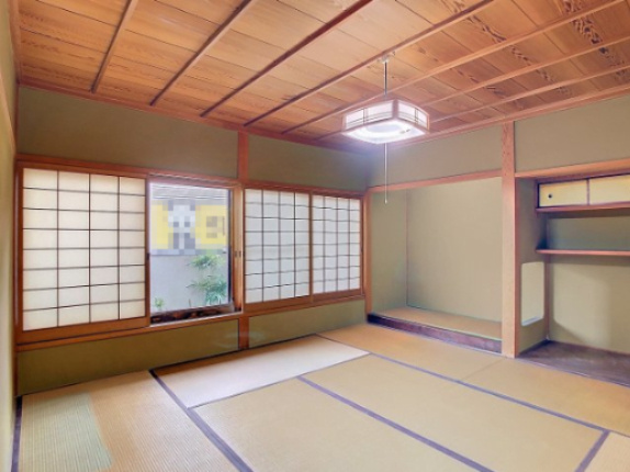 1階8帖和室：広々した和室でゆっくりくつろげます。