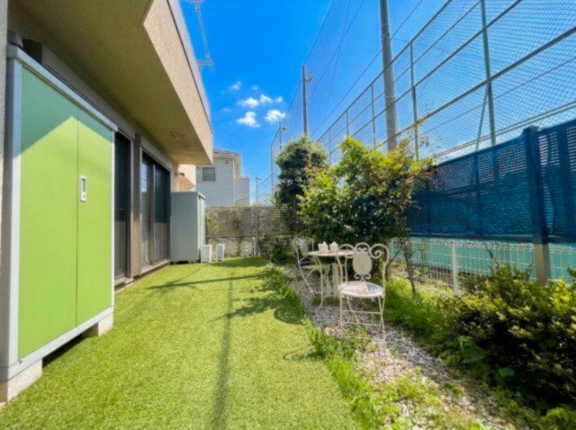 南側のテラススペースです。南側目の前には高い建物がなく、暗くなりがちな戸建の1階部分でも十分な陽当たりを確保できることが魅力です。