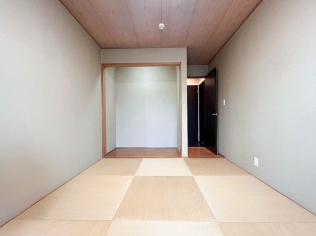 2階6.2帖の和室。※CG加工にて作成した空室イメージ画像となります。現状は居住中で、実際の室内には家具・小物類等があります。