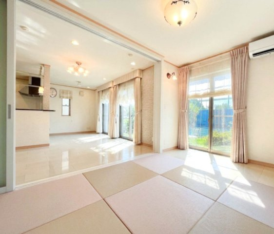 1階は仕切り戸を開けることで、一体の空間「20帖超えのLDK」として使うことも可能です。※CG加工にて作成した空室イメージ画像となります。現状は居住中で、実際の室内には家具・小物類等があります。