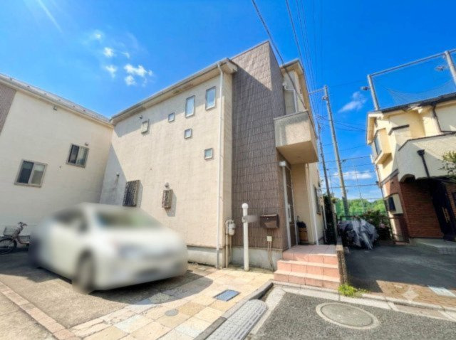写真左側部分が本物件駐車スペースです。奥行きは約8mあり、縦列駐車であれば普通車＋軽自動車など（車種により）2台駐車可能です。幅は3m近くあり、大型車（1台）も駐車可能です。