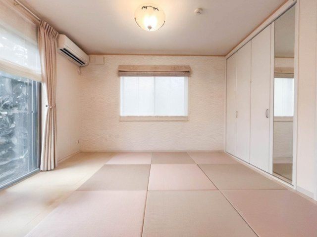 1階和室→洋室にリフォーム済み。（現状は畳を敷いておりますがフローリングです）※CG加工にて作成した空室イメージ画像となります。現状は居住中で、実際の室内には家具・小物類等があります。