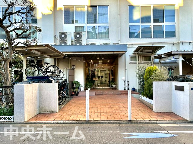 【エントランス】マンションのエントランスは、その物件の印象を決める、顔とも言える場所です。毎日通る場所ですからきれいなのが一番です。