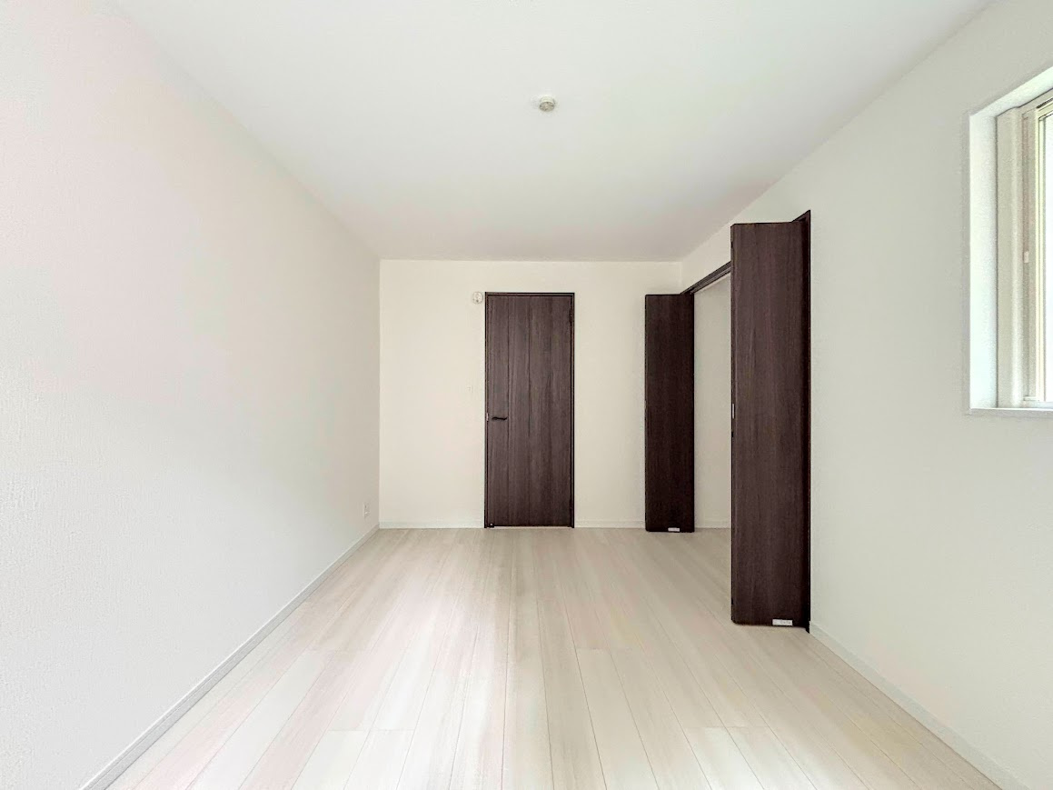 ◆二面採光で、陽差しを長時間受ける事が出来る暖かい室内です。もちろんペアガラスなので、遮音性にも優れ、結露も発生しにくい構造。サッシ周りのカビが発生しにくくなります。