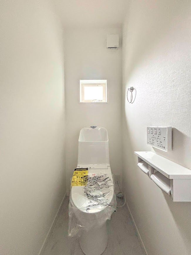 ◆清潔感のある白を基調とした落ち着ける空間。小窓をもうけていますので、こもりやすい空気の入れ替えも簡単に行えますね！