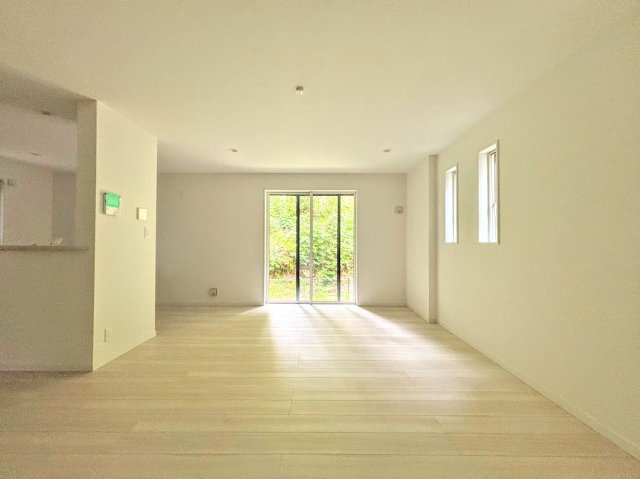 ◆ご家族の会話がはずむ、開放的なＬＤＫです。休日はお陽さまの光をたっぷりととりこめるぽかぽかリビングで過ごしませんか？