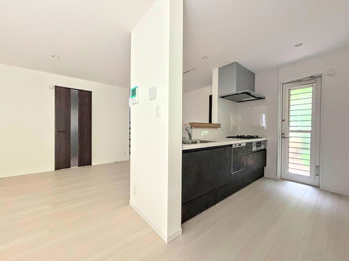 ◆キッチンからダイニングやリビングが見渡せるキッチン。料理をしながら家族とコミュニケーションをとれるだけでなく、大きな開放感も得られることができます。