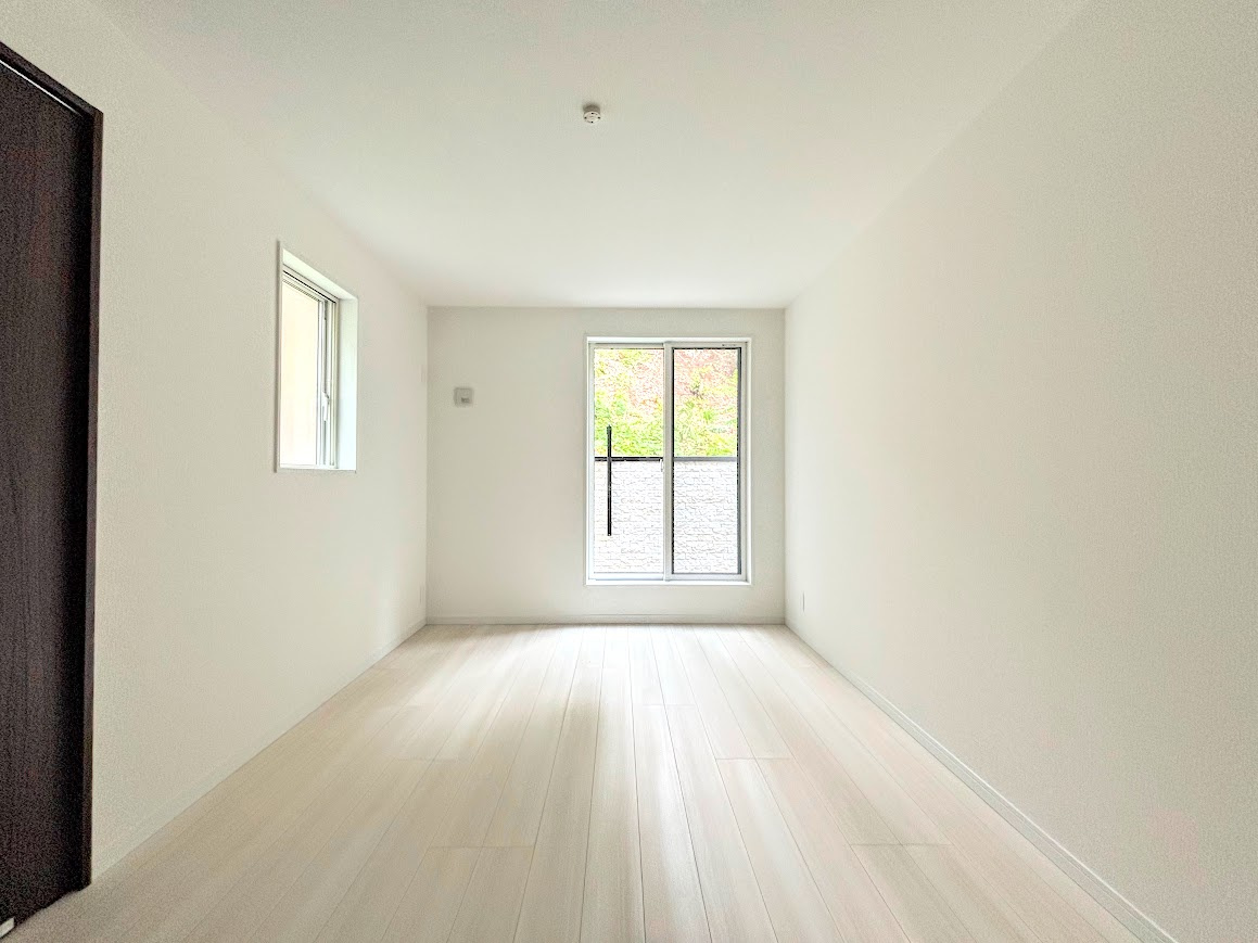 ◆室内はいつも明るい印象なので気持ちの良い朝を迎えられます。各部屋にはクローゼットを完備しており、収納が多いお家はすっきりして快適空間です。