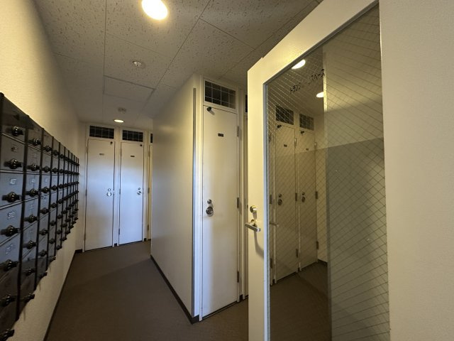全戸に備わっている無償のトランクルームになります。戸外で使用するものなどの収納に便利です。