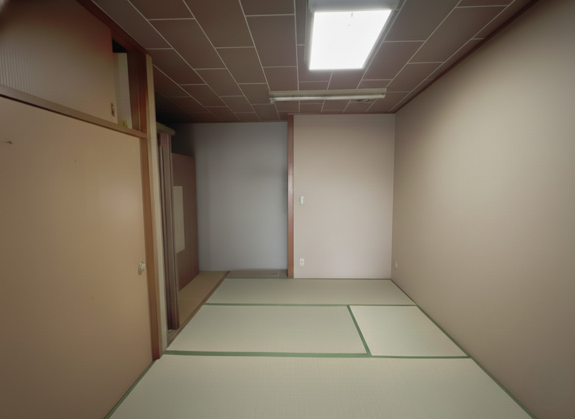 落ち着いた雰囲気のある空間で、壁一面に収納が備わった実用的な部屋です。片付けやリフォームにより書斎や趣味部屋、収納スペースとして活用可能です。窓を付けることで自然光が差し込み、明るい空間になります。