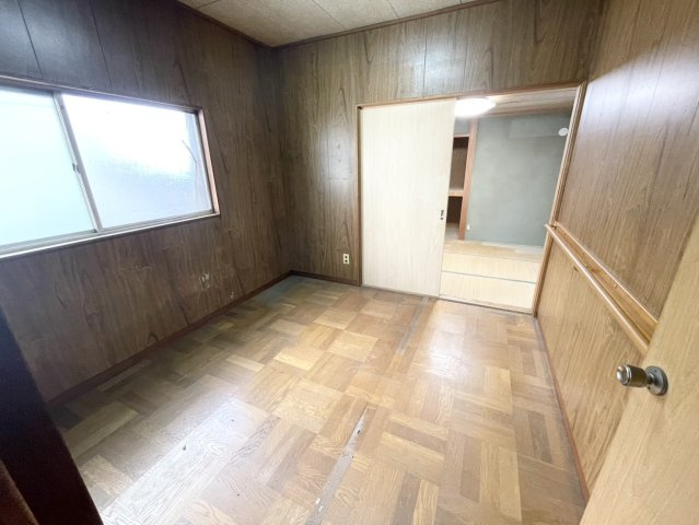 寝室でゆっくりと過ごすためにはベッド周りの適度な空間を担保することや窓の位置、照明の明るさ、寝室の広さなどを考える必要があります。自身や家族の構成とライフスタイルに併せて寝室にする部屋を選びましょう！