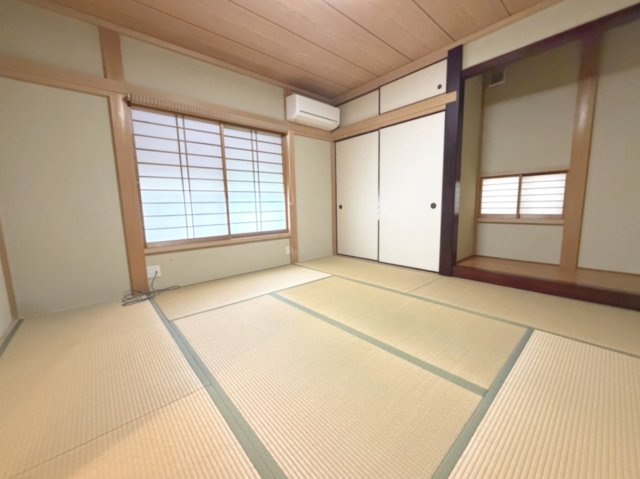 【1階和室　約8.0帖】　裸足でくつろげる和室もございます。畳の香りでリラックス♪