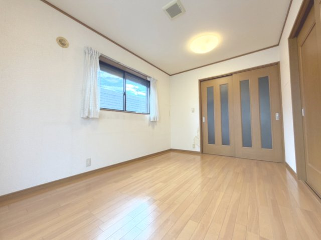 【3階洋室】　広々とした洋室。主寝室や子ども部屋にいかがでしょうか？