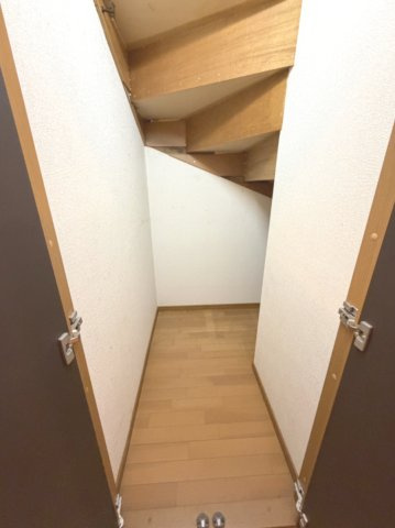 【1階　階段下収納】　デッドスペースとなりがちな階段下を有効活用。