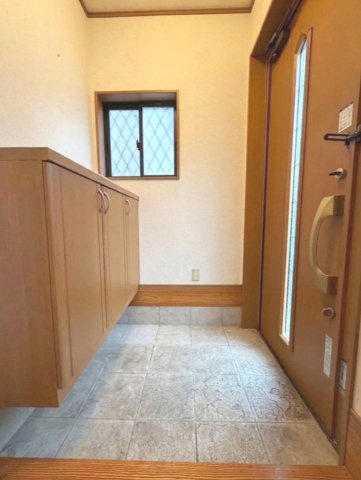 【玄関】　壁面にはシューズボックスが設置されています。シューズボックス上にはお花を飾ったり、外出時に忘れてはいけない物を置いておいたり、便利に利用できます。