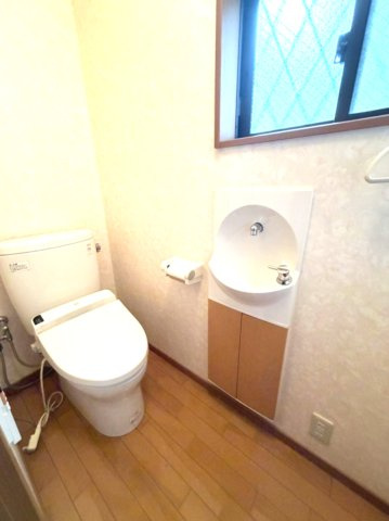 【トイレ？】　　トイレには便利な手洗い水栓付き！