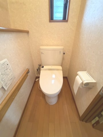 【トイレ？】　トイレは温水洗浄便座付です。清潔感のある空間です。