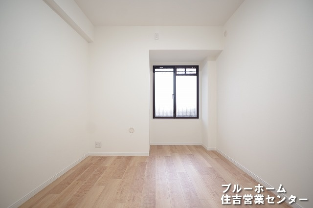 約6帖の洋室です！お部屋には収納や窓があります！