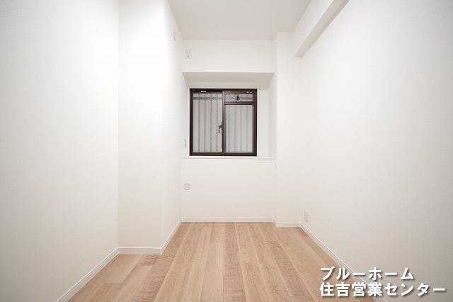約4帖の洋室です！お部屋には収納や窓があります！