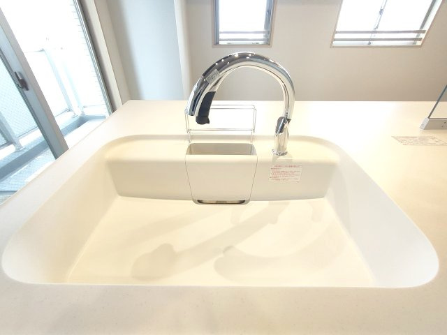 【シンク】　お洒落なグースネック水栓。人造大理石のシンクは天板との継ぎ目がないためお手入れがラクラク♪