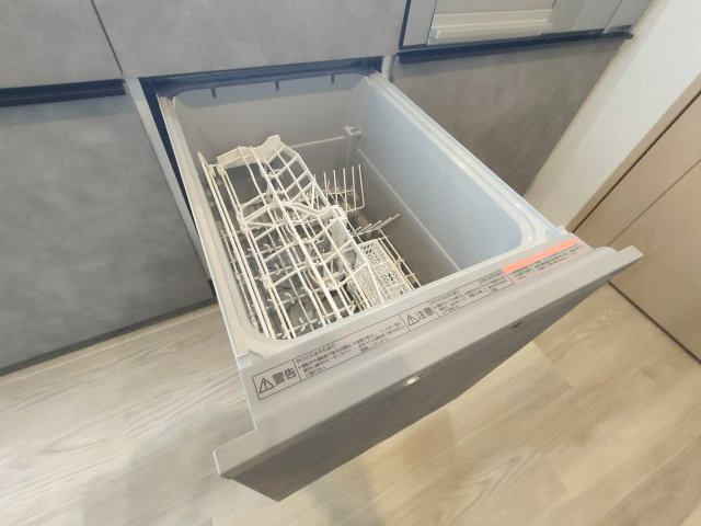 【食洗器】　手肌に優しく、家事の時短にもなる食洗機を完備。