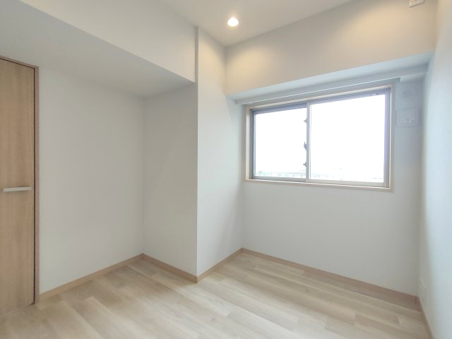 【洋室約4.7帖】　お子様の勉強部屋、書斎など使い方を想像しながらぜひご覧ください。