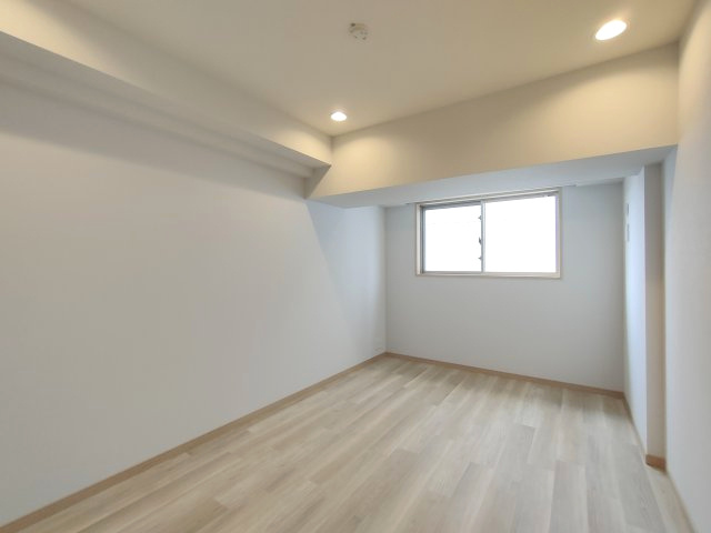 【洋室約8.1帖】　ゆったりサイズの洋室は、主寝室にいかがでしょうか？