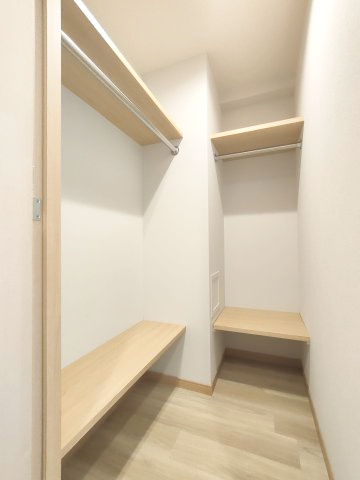 【洋室約8.1帖　収納】　大容量のウォークインクローゼット。仕切りがございますので、シーズンごとに衣類を分けて収納いただくと、衣替えの手間も省けそうですね。