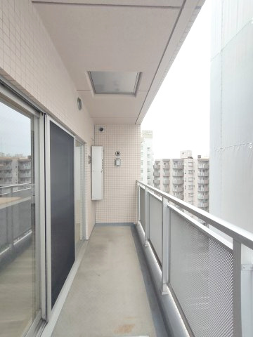 【バルコニー】　北東に向いた奥行きたっぷりの広いバルコニー。洗濯物やお布団などをたくさん干していただけます。