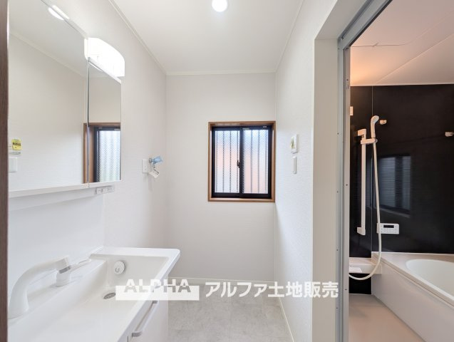 【Laundry　space】　◆ランドリースペース◆広々した空間で雨の日でも十分に洗濯物を乾かすことが出来ます。バスルームには浴室換気乾燥機も付いているので重宝しますね。