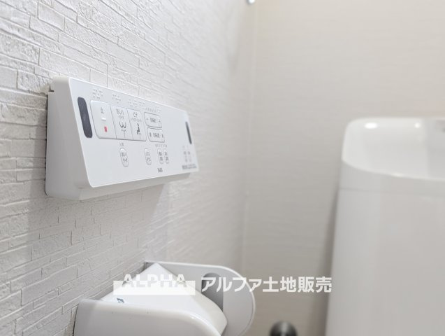 【Warm　water　flush　toilet】　◆温水洗浄便座付きトイレ◆お掃除も楽々。快適に過ごすためには今や欠かせない設備の一つです。壁掛けリモコンで使いやすくいつでも清潔に保てます。
