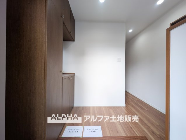 【Entrance　Design】　◆玄関◆出入りのたびに気持ちが整うような落ち着きある玄関空間。シンプルな構成で使いやすく、住まい全体の印象をやわらかく引き立てます。