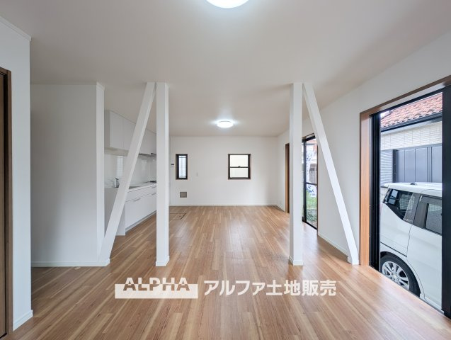 【A　place　that　feels　right】◆自然と人が集まる◆　広がりを感じる住空間と、手触りのある落ち着いた雰囲気。　ここで重ねる毎日が、暮らし方そのものを静かに変えていく。