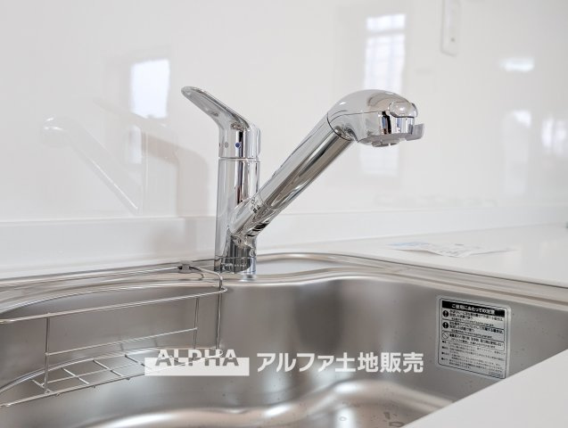 【Water　cleaner】　◆浄水器◆蛇口から流れ出すお水はクリーンでいつも楽しめます。また浄水器内臓シャワー混合栓なので場所取らずのスッキリとしたスタイルです。