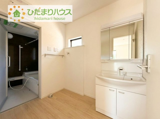 三面鏡の大きな鏡は憧れます(^^♪鏡の後ろは収納となっていて、細かいものでも収納できるのでスッキリと整理できます！