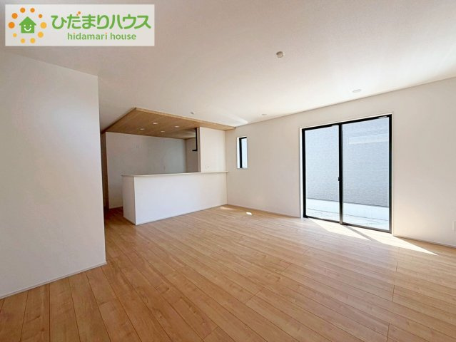 奥行き感あるLDK。一体の空間ながらほどよい距離を保ち、家族がおもいおもいに好きな場所で寛げます。