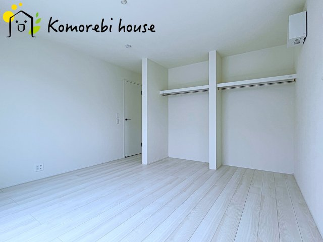 寝室にはゆとりのある広さがあり、大きめのベッドも余裕をもって配置できます。　実際に内覧いただければ、サイズ感もよりイメージしやすいと思います。採寸もその場でご協力いたしますので、ぜひお確かめください。