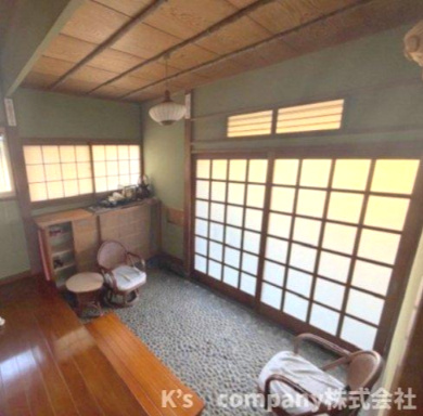 玄関スペース◇玄関には窓からの明るい日差しが届く趣のある空間☆