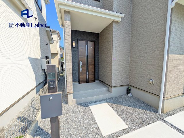 ●玄関●　雨の日に玄関前で鍵を探すのも安心な屋根付き玄関♪