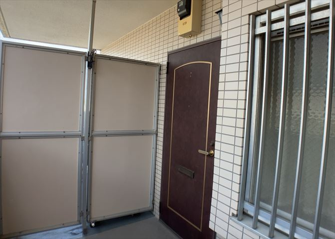 玄関は家の顔でもあり、家族以外の目にも止まる場所です。玄関は外との間を仕切る扉、靴などをしまっておく収納スペース、靴脱ぎのたたきスペース、来客とのやり取りをするドアホンなど複数のアイテムからなります。