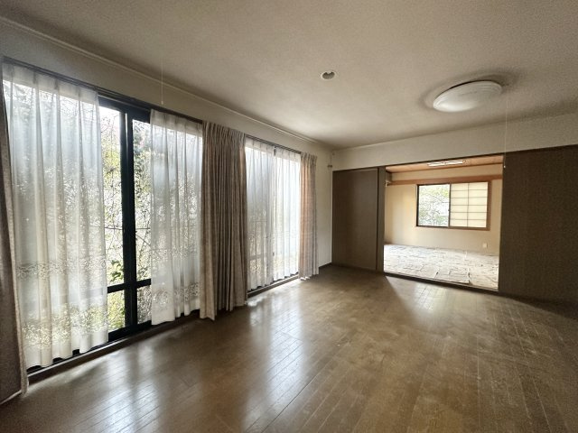 大きな掃き出し窓から自然光がたっぷり入る明るいLDK。隣接する和室と一体で使えば、より広がりのある空間として利用できます。落ち着いた雰囲気で、家族団らんの時間をゆったり過ごせるリビングです。