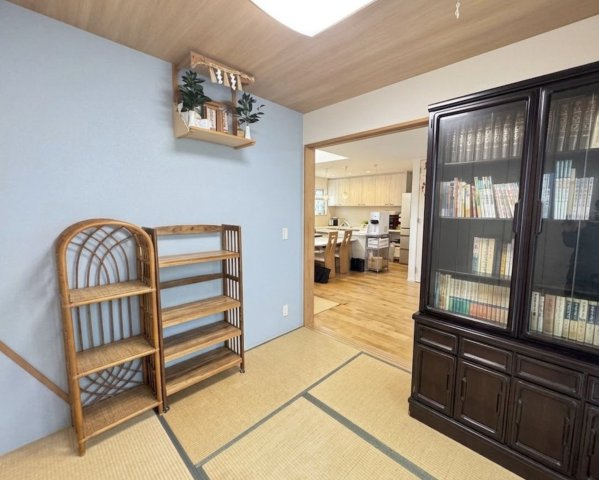 リビングと隣接した和室は、引き戸を開ければ一体空間として広く活用可能です。お子様の遊び場やお昼寝スペースとしても使いやすく、家族の生活に柔軟に対応。落ち着いた色合いで和の温もりを感じられます。